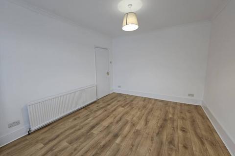 3 bedroom flat to rent, Lancaster Road, London NW10