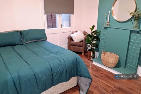 1 bedroom in a house share to rent, Russell Road, London, E10