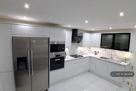 1 bedroom in a house share to rent, Russell Road, London, E10