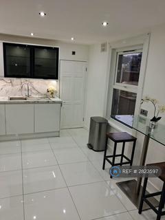 1 bedroom in a house share to rent, Russell Road, London, E10