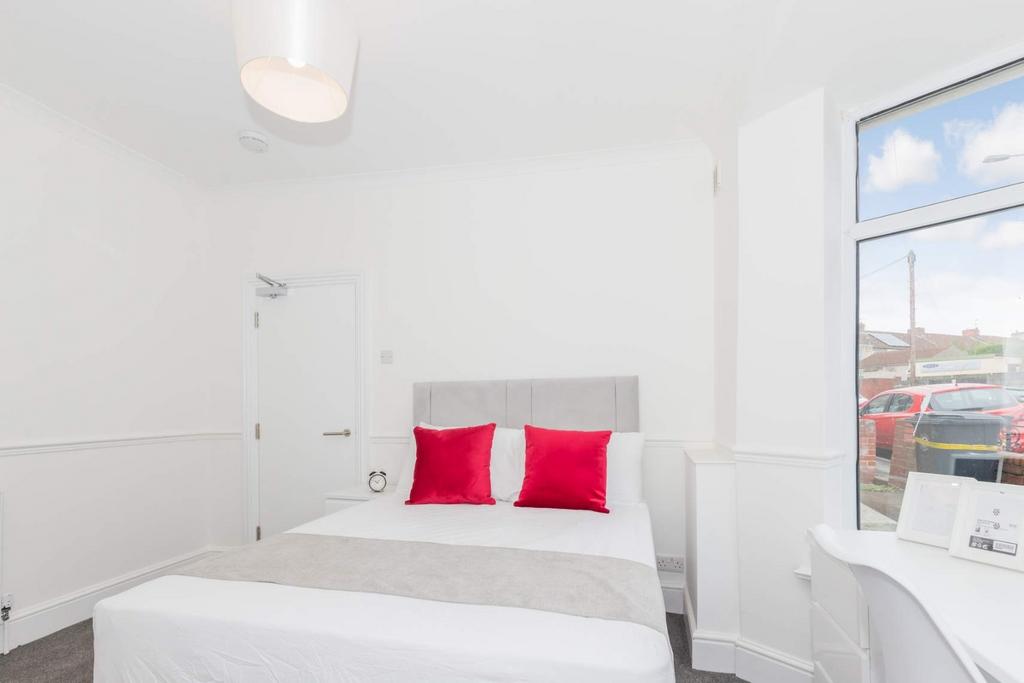 Bright, tidy bedroom with large window...