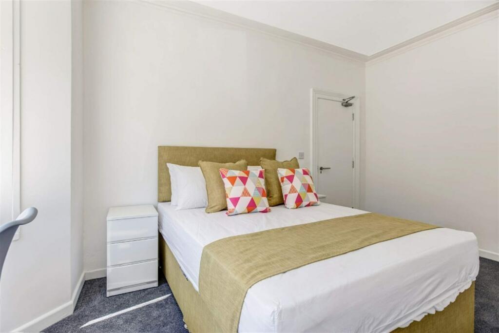 Bright, tidy double bedroom with modern bedding...