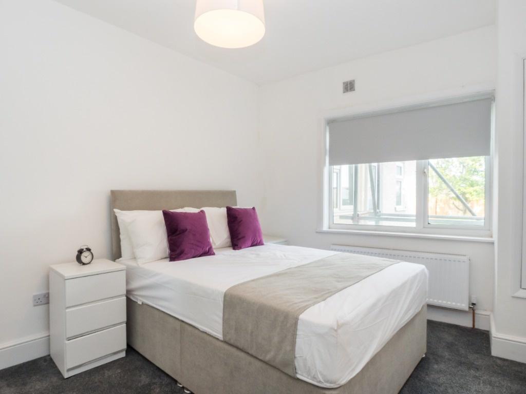 Bright, tidy double bedroom with neutral decor...