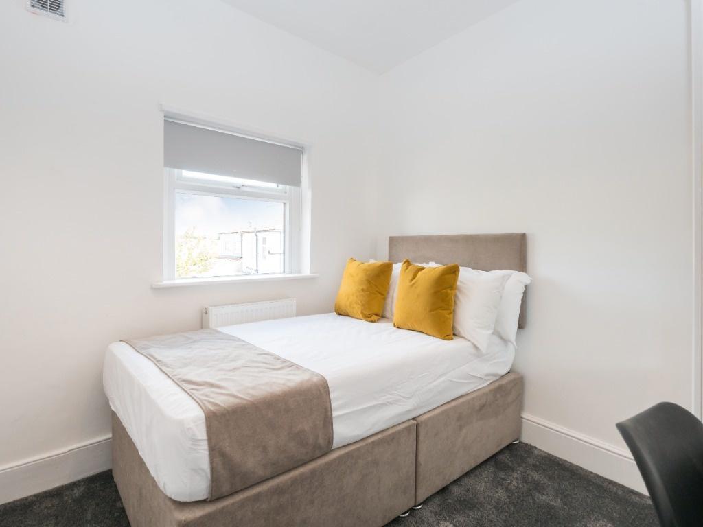 Bright, neat double bedroom with comfortable be...