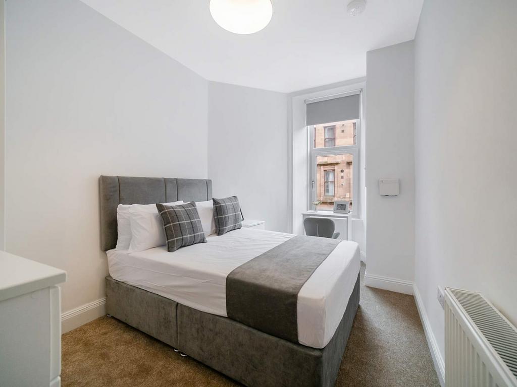 Bright double room with bay window and modern b...
