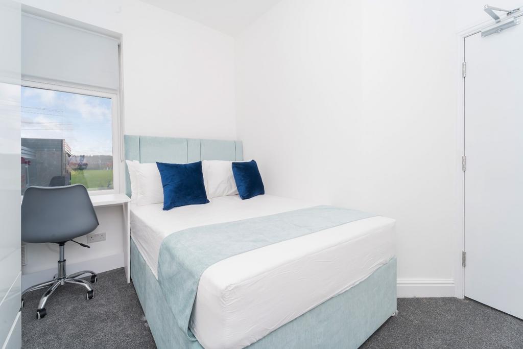 Bright, tidy double room with desk and sea view...