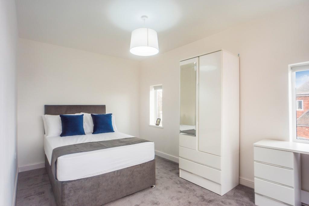 Bright, tidy double bedroom with built-in stora...