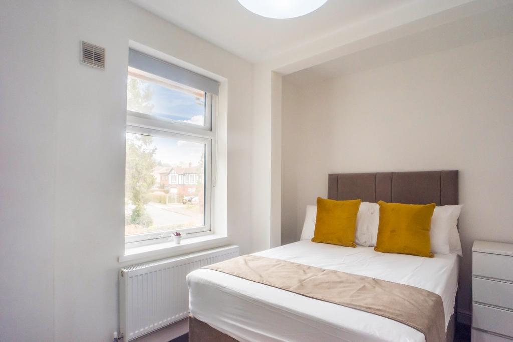 Bright, tidy double bedroom with modern decor...