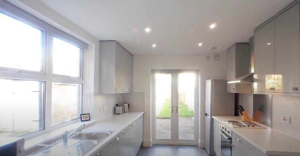 Bright modern kitchen with sleek finishes...