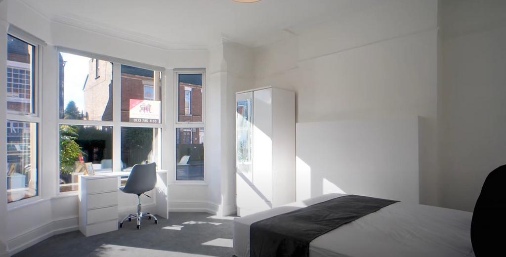 Bright double bedroom with bay window and desk...