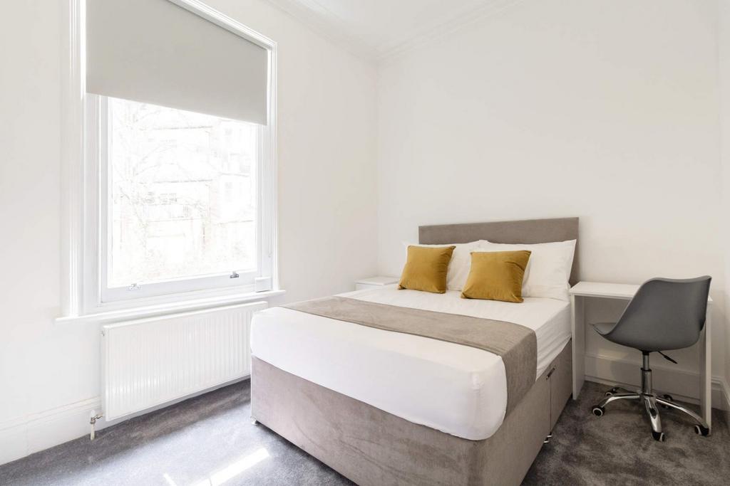 Bright, tidy bedroom with double bed...