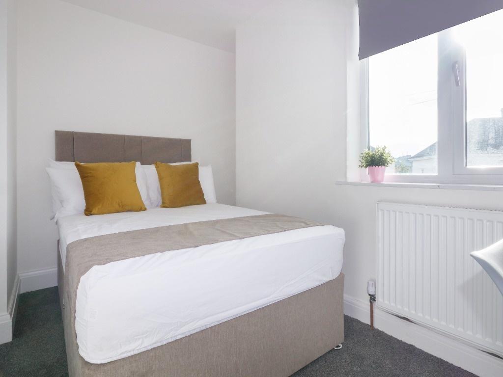 Bright compact double bedroom with modern bed...