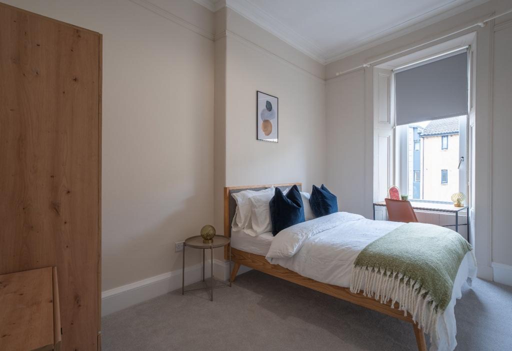 Bright, tidy double bedroom with modern decor...