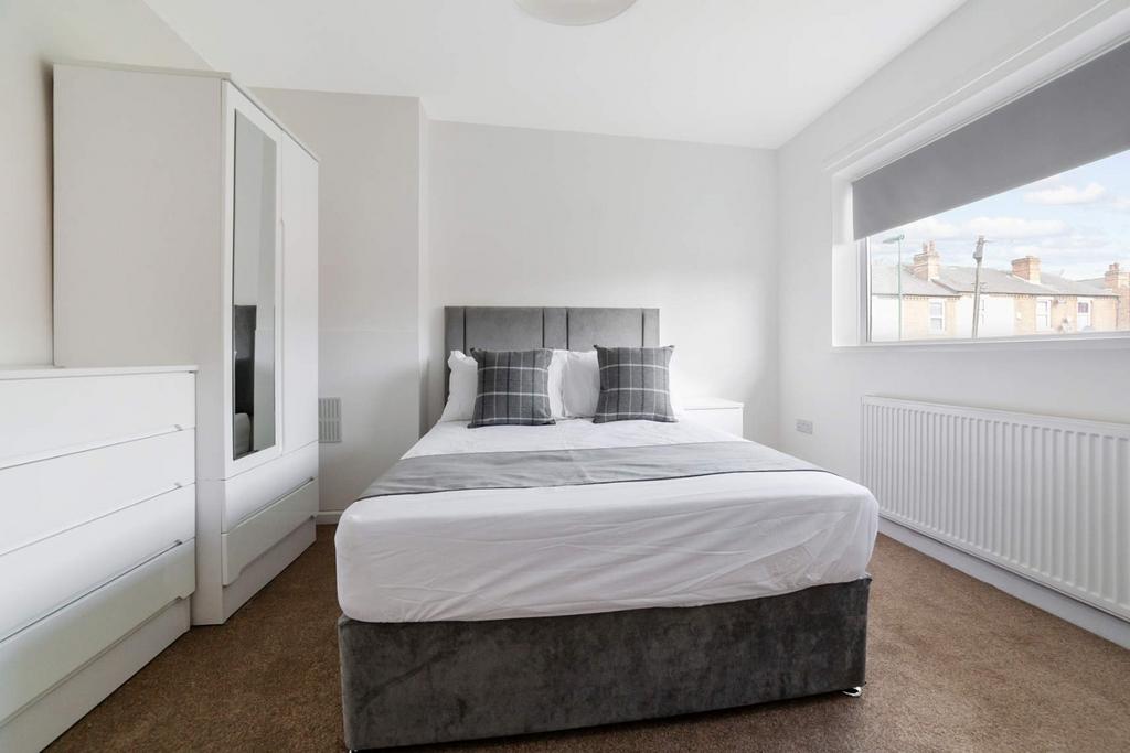 Bright, neatly presented double bedroom with la...