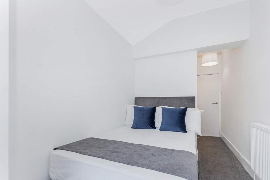 Bright, neatly presented bedroom with double be...