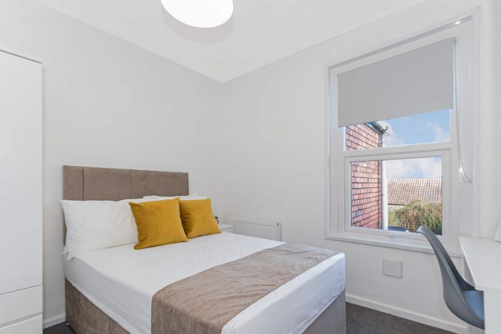 Bright, tidy bedroom with comfortable double be...