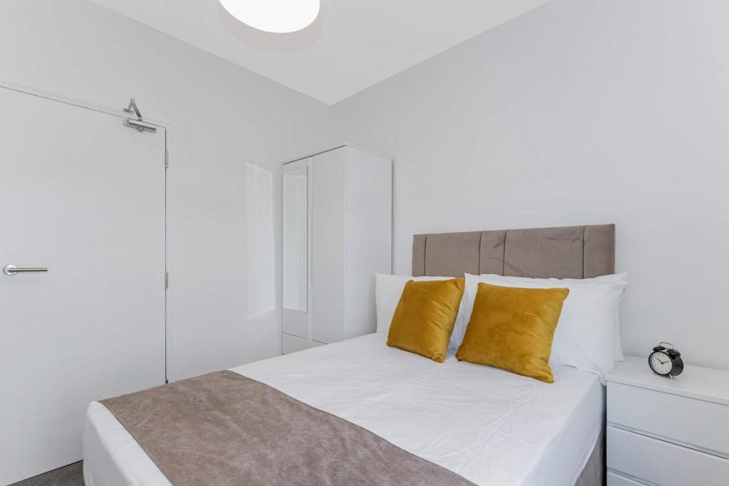 Bright, tidy double bedroom with bedside storag...
