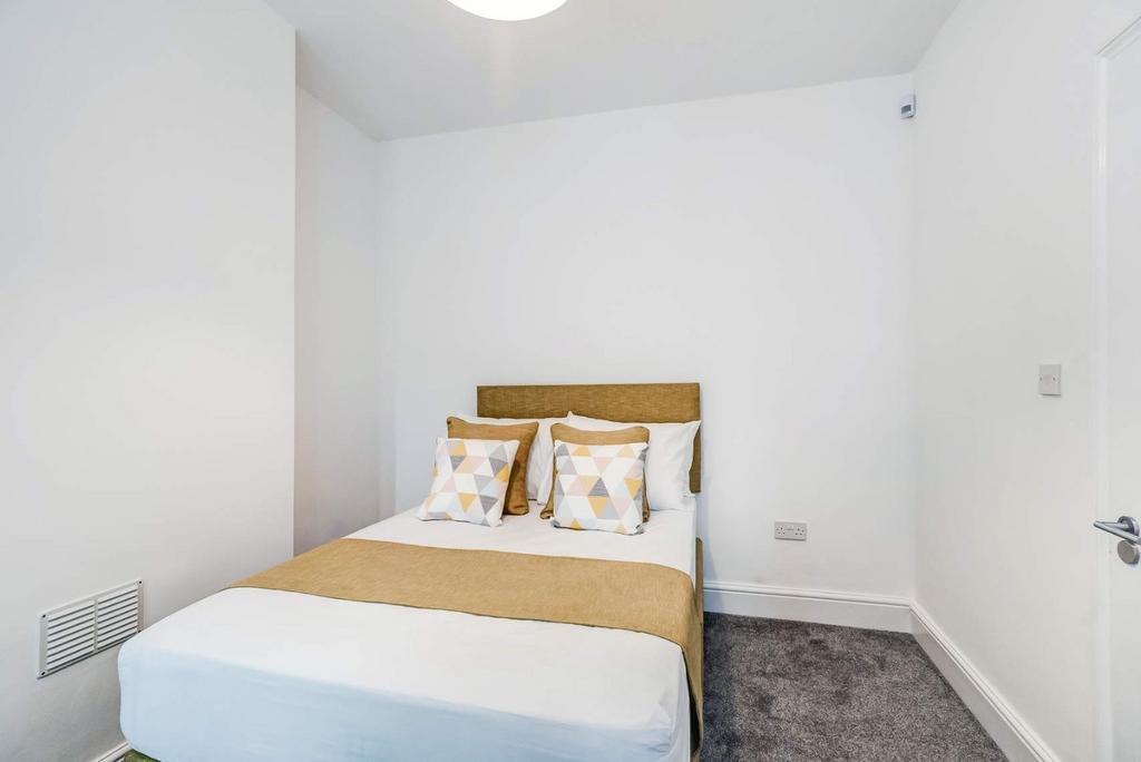 Bright, tidy bedroom with double bed and neutra...