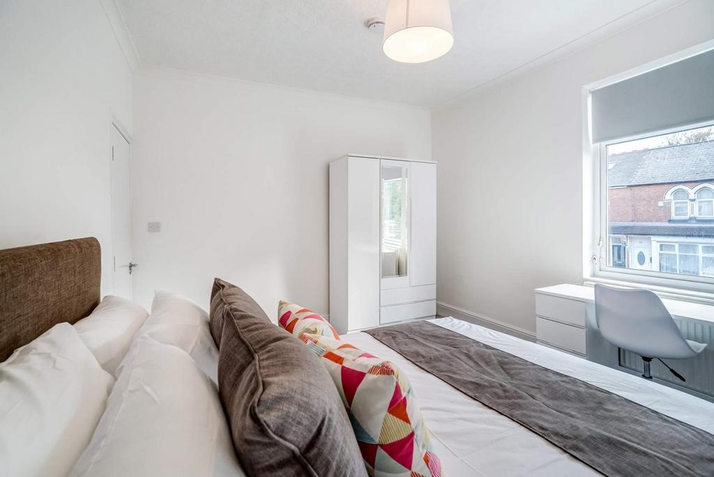 Bright double bedroom with desk and wardrobe...