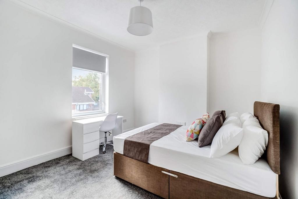 Bright, neat double bedroom with study space...
