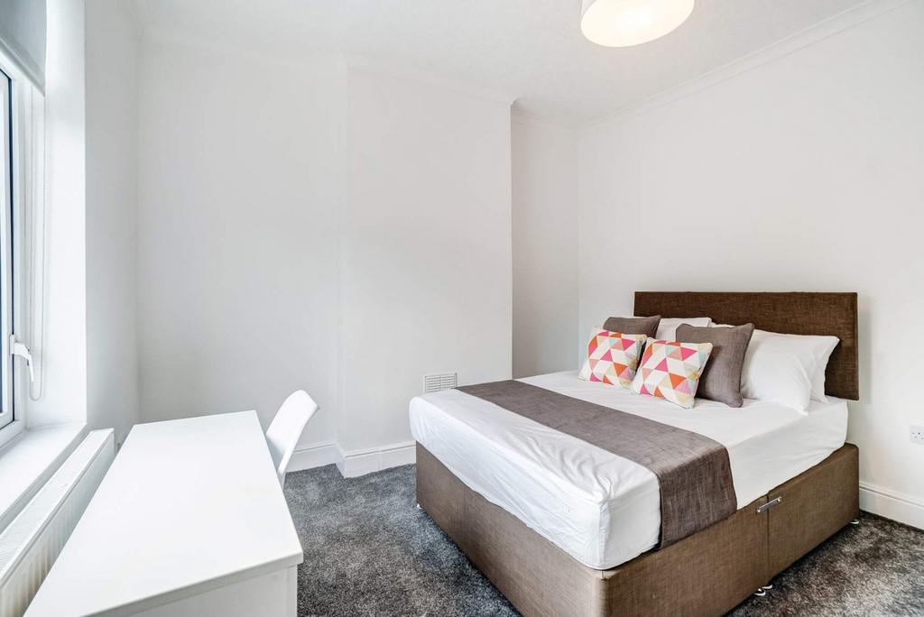 Bright double bedroom with desk and modern deco...