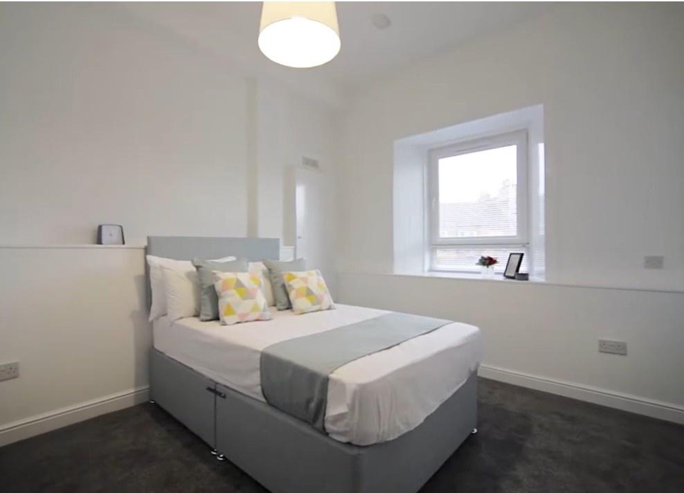 Neat double room with comfy bed and window ligh...