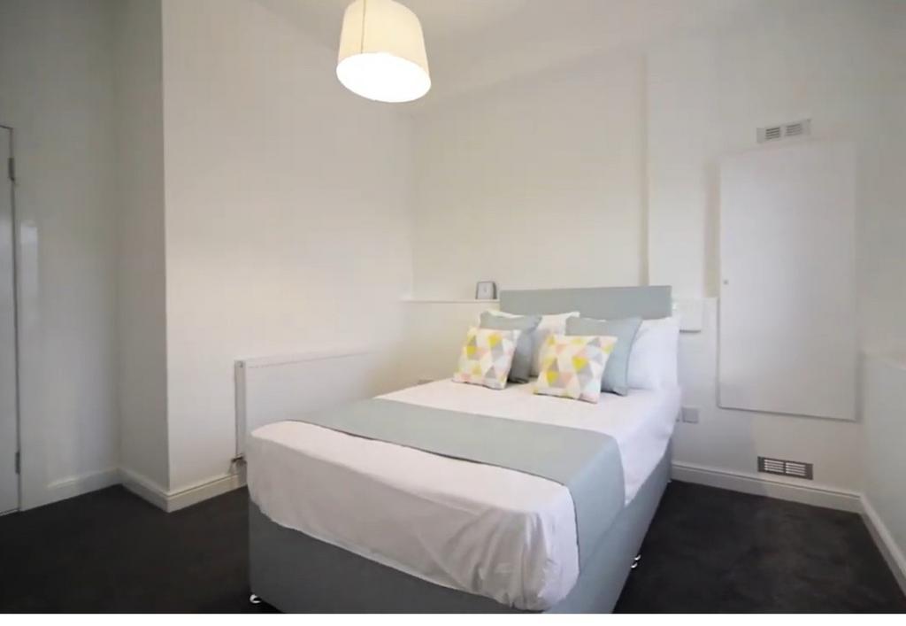 Bright, tidy double room with simple modern dec...