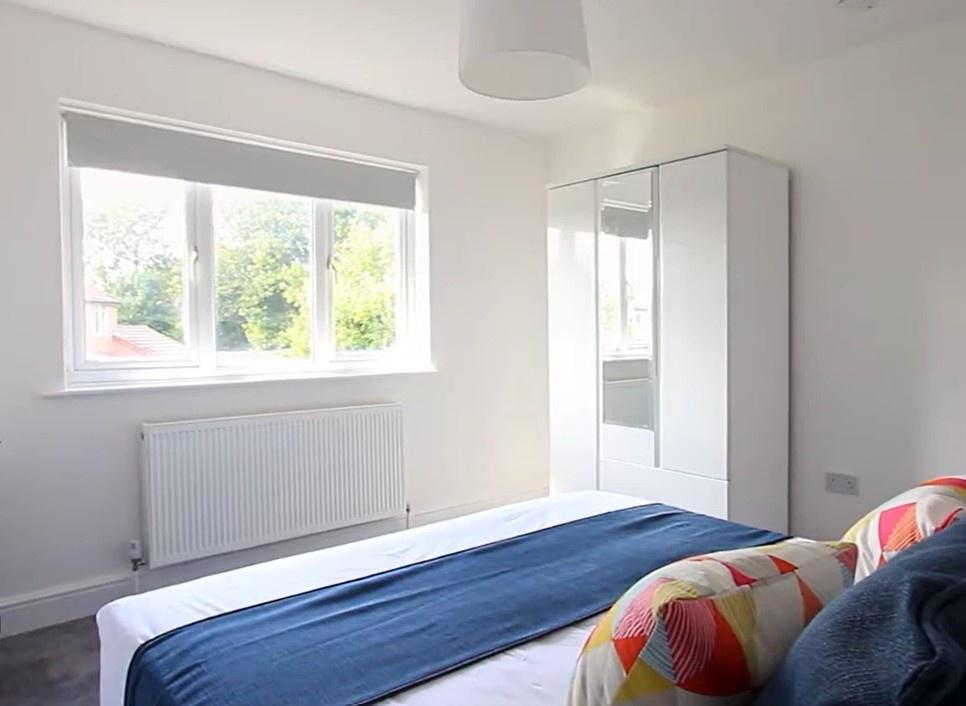 Bright, tidy double bedroom with wardrobe...