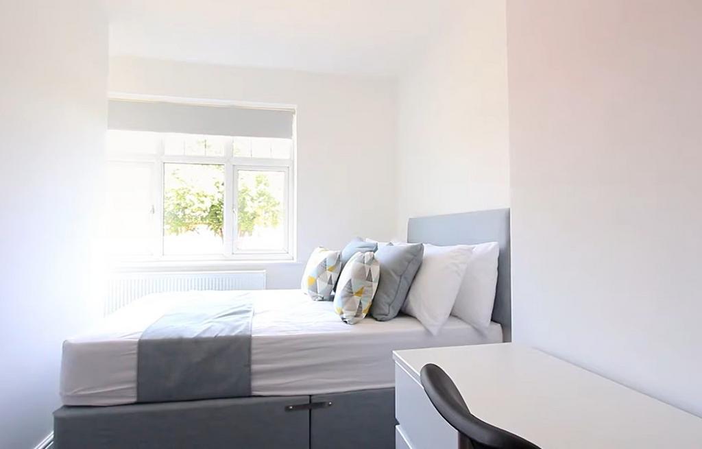 Bright, tidy bedroom with double bed and window...