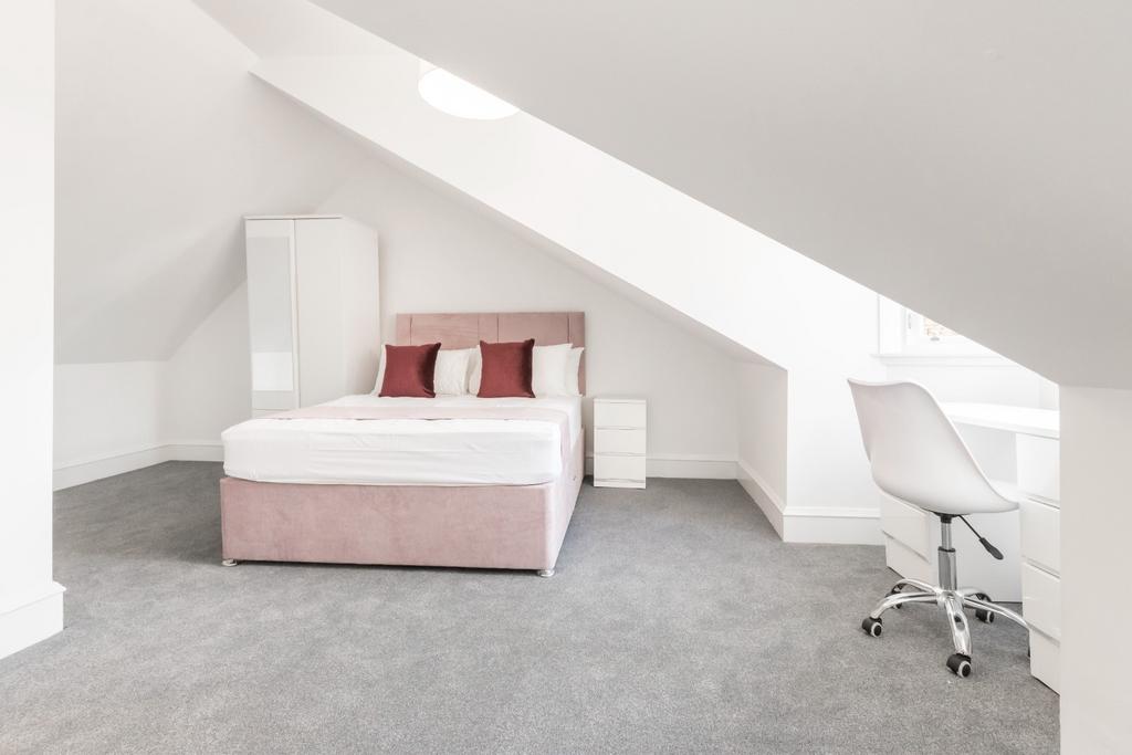 Bright attic double with desk and skylight...