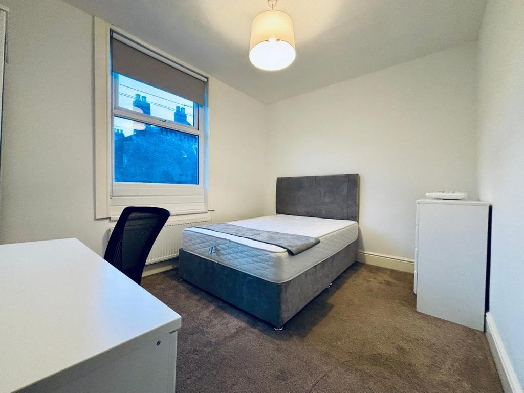 Bright double bedroom with desk and storage...