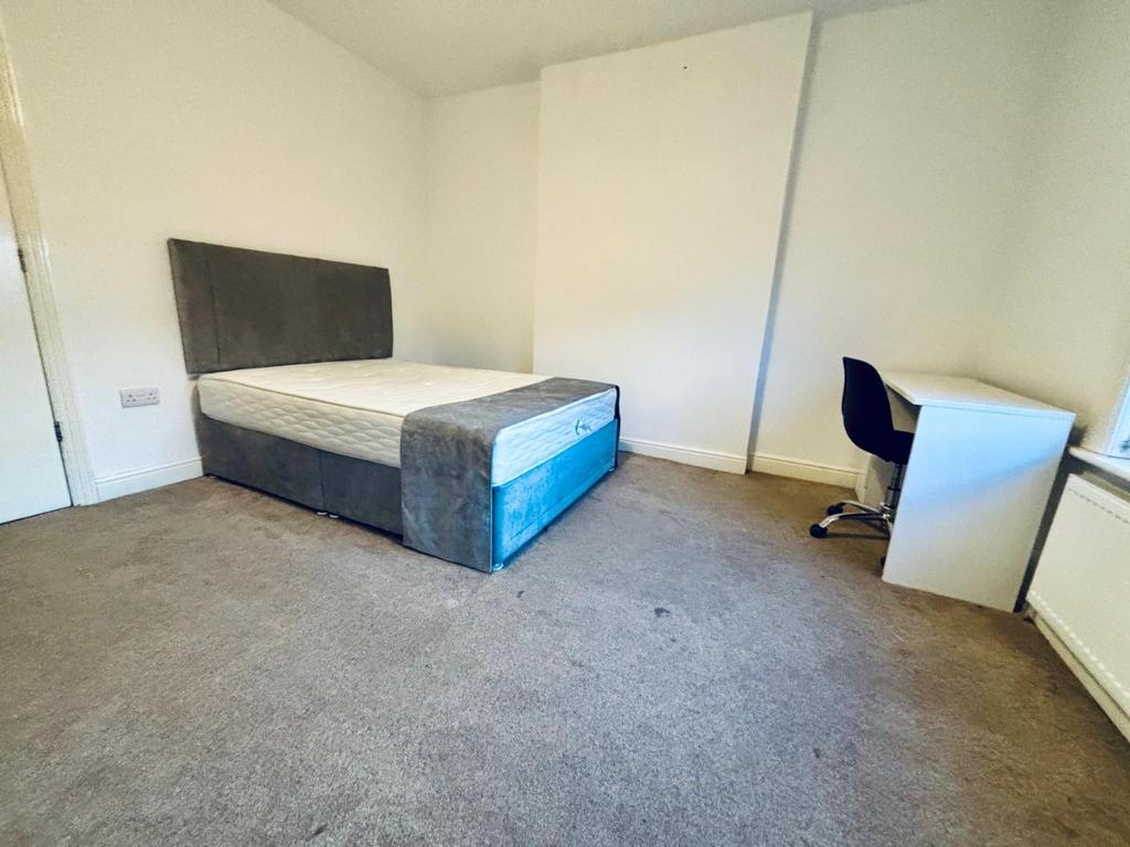Bright, simple double room with desk and large ...