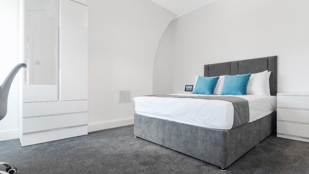 Bright, modern double bedroom with storage...
