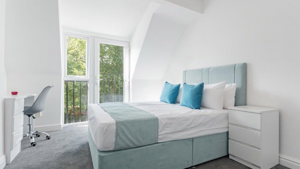 Bright, modern double bedroom with study area...