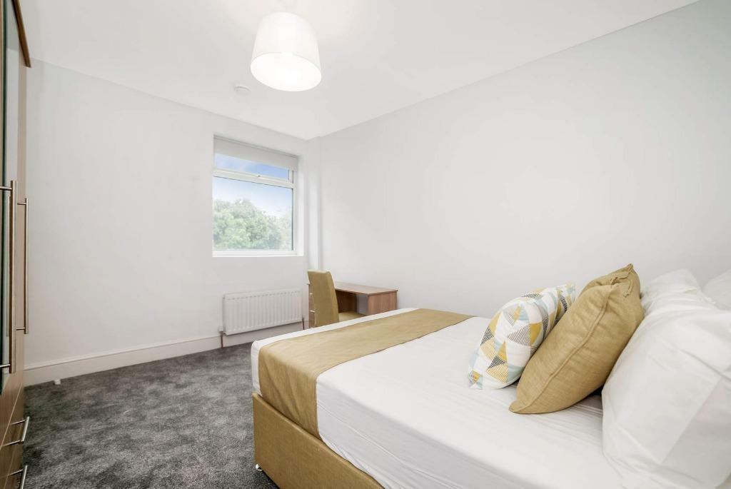 Bright, tidy bedroom with comfortable double be...