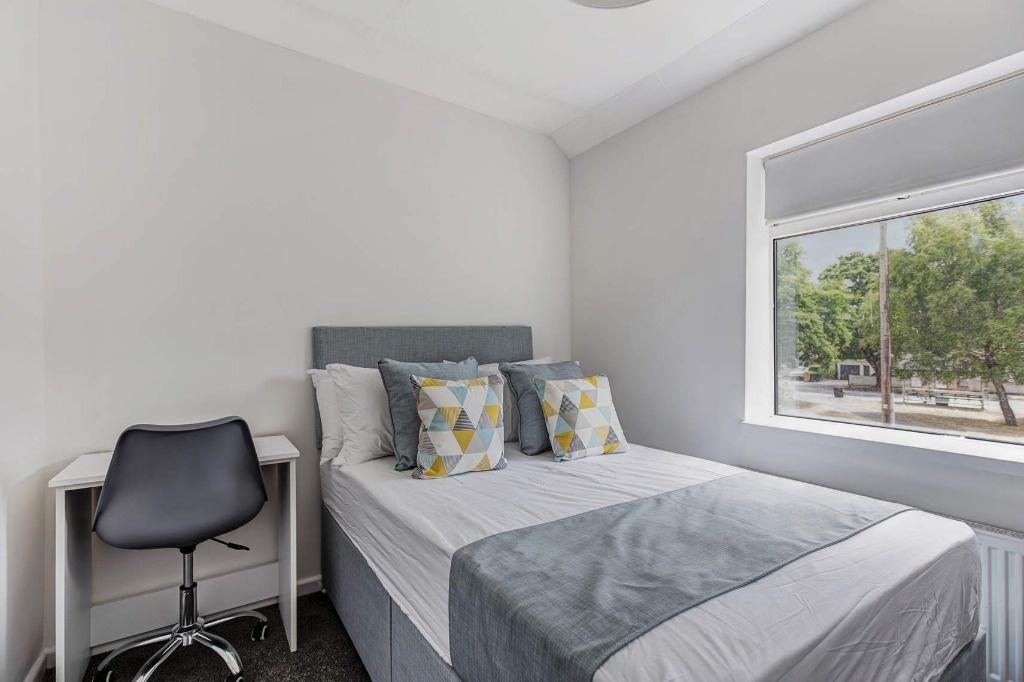 Bright room with comfortable double bed and des...