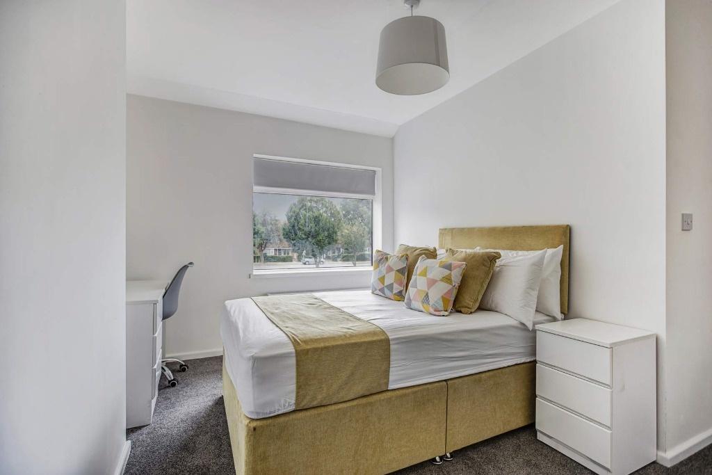 Bright, tidy double room with window and desk...