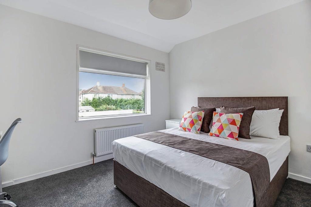 Bright double bedroom with neat modern décor...