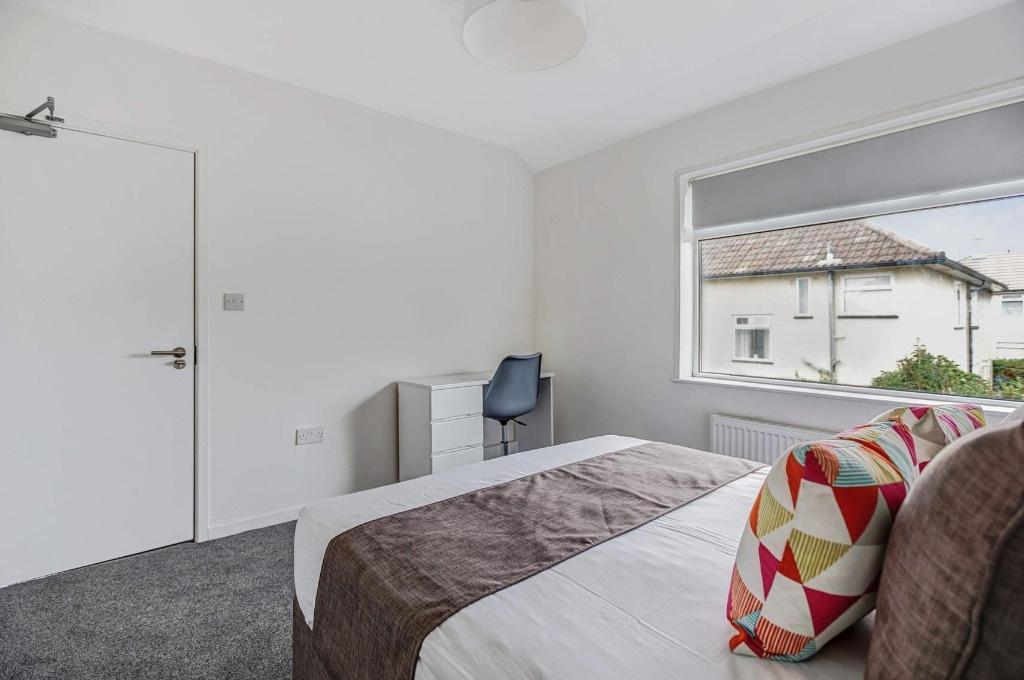 Bright, tidy double bedroom with workspace...