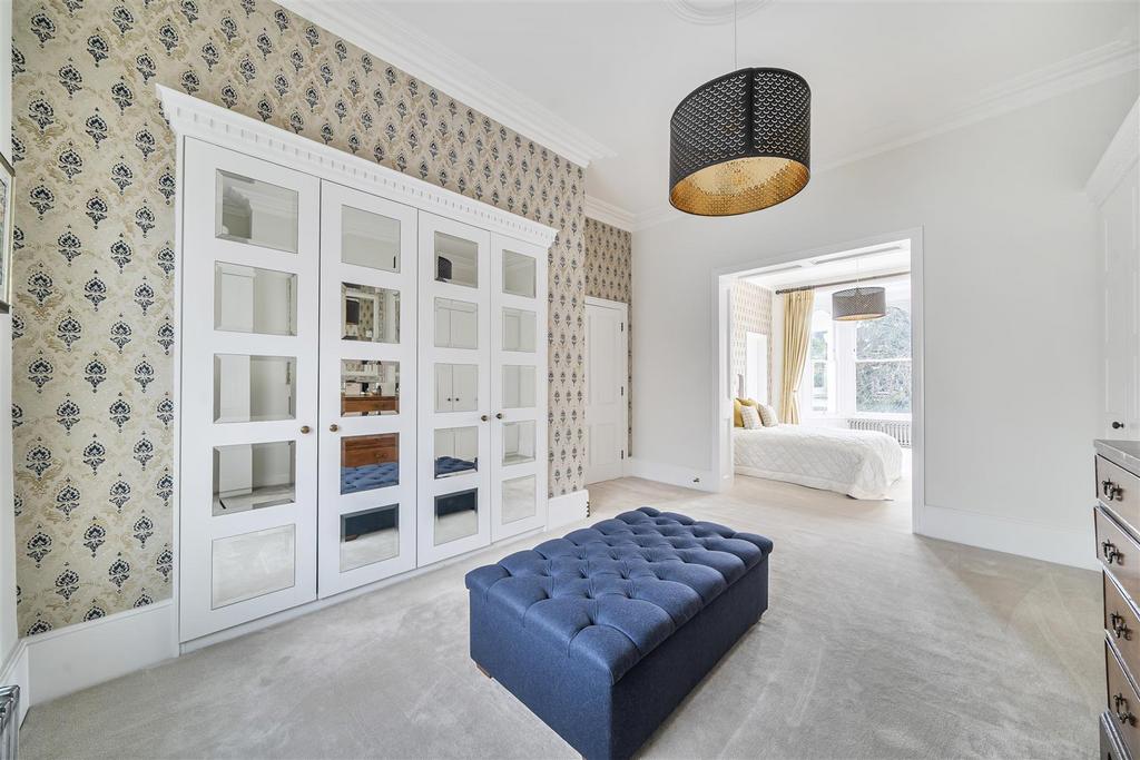 Walk-in wardrobe