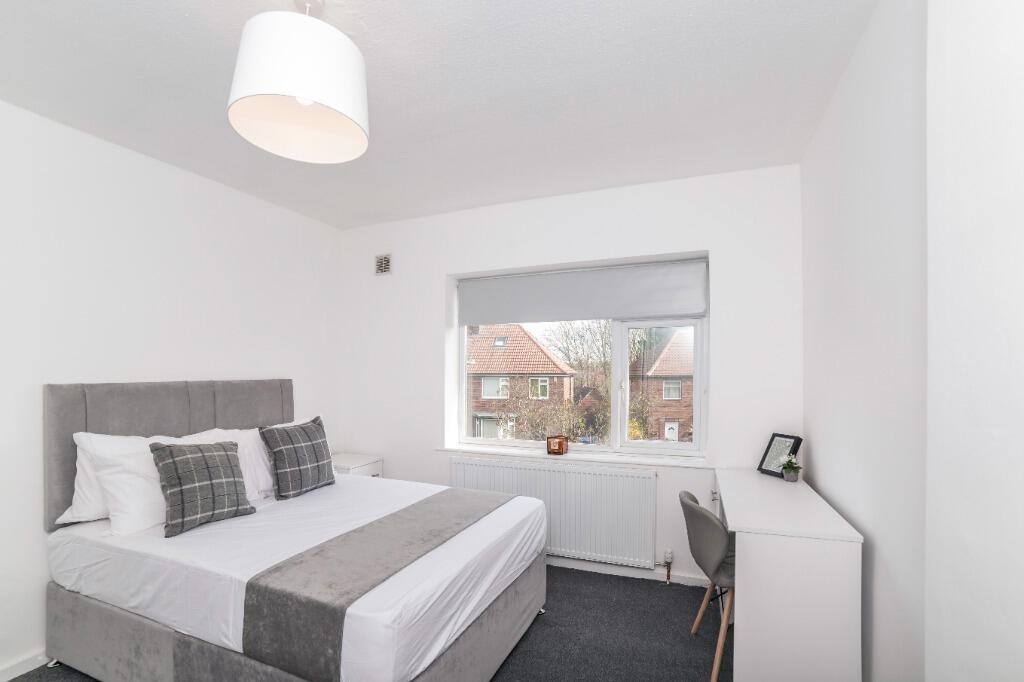Bright, neat double bedroom with modern decor...