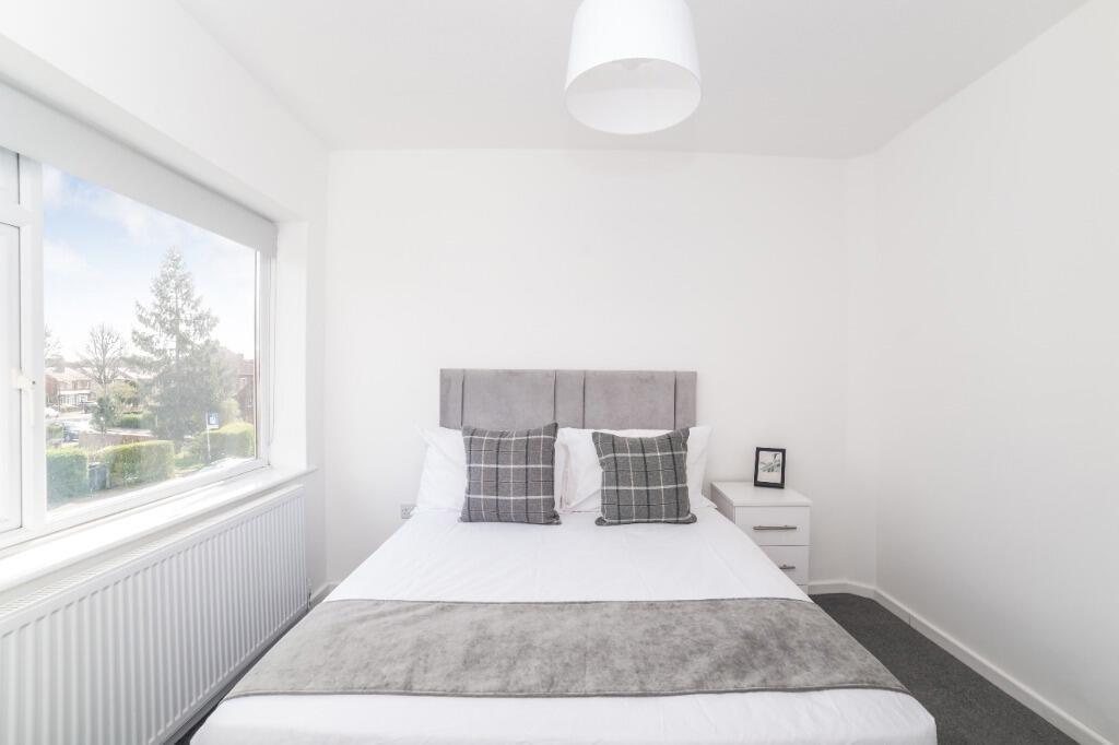 Bright bedroom with comfy double bed and window...