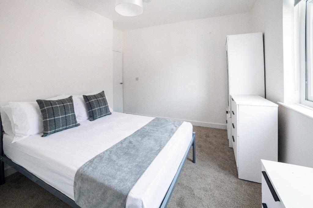 Bright, tidy bedroom with double bed and storag...