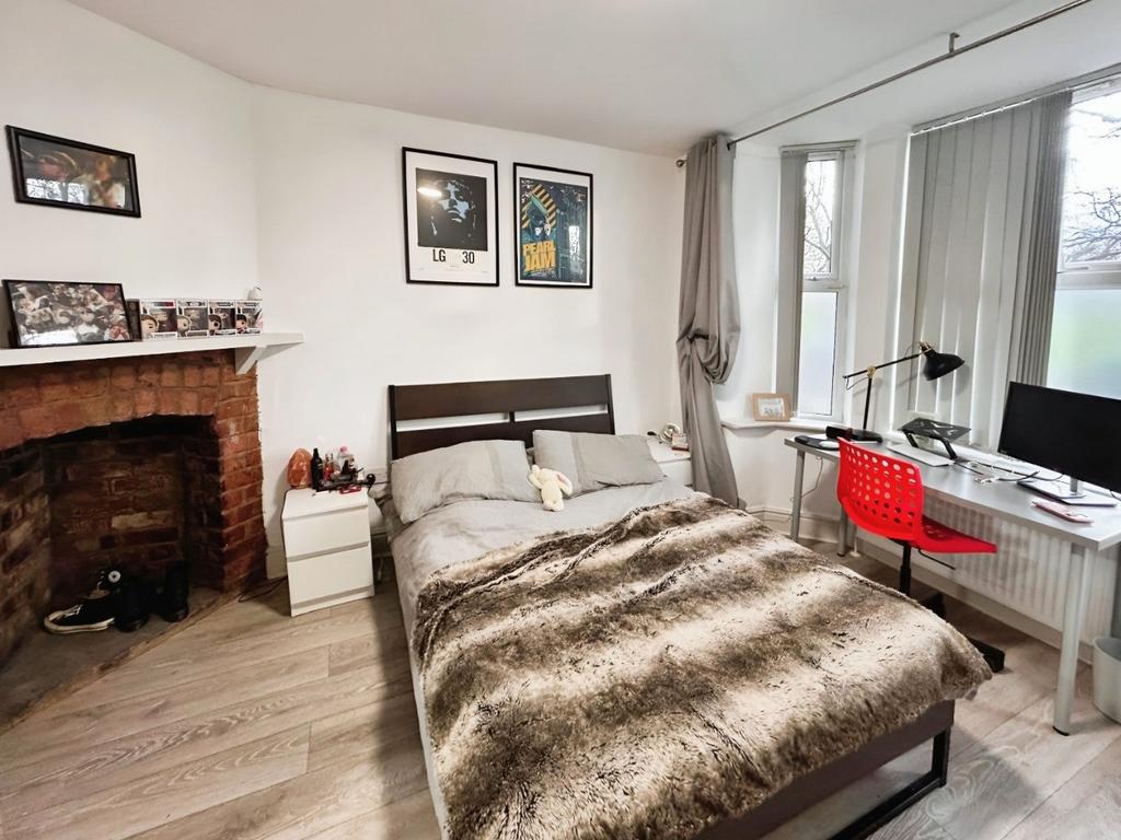 Bright double room with desk and fireplace...