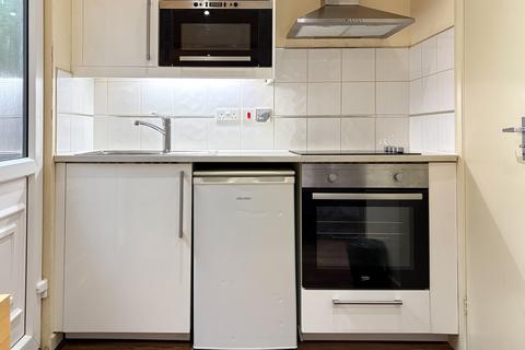 Studio to rent, Park Avenue