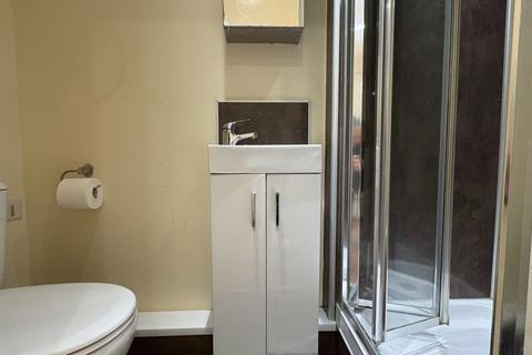 Studio to rent, Park Avenue
