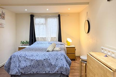 Studio to rent, Park Avenue