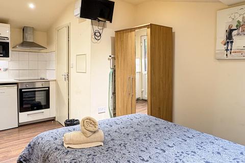 Studio to rent, Park Avenue
