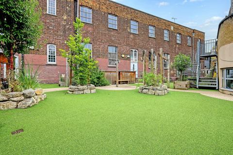 Mixed use to rent, 25 Amwell St London EC1R 1UN