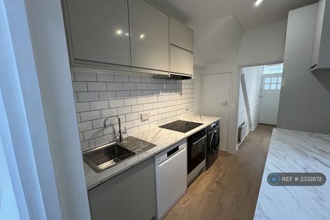 2 bedroom maisonette to rent, Southcroft Road, London, SW16